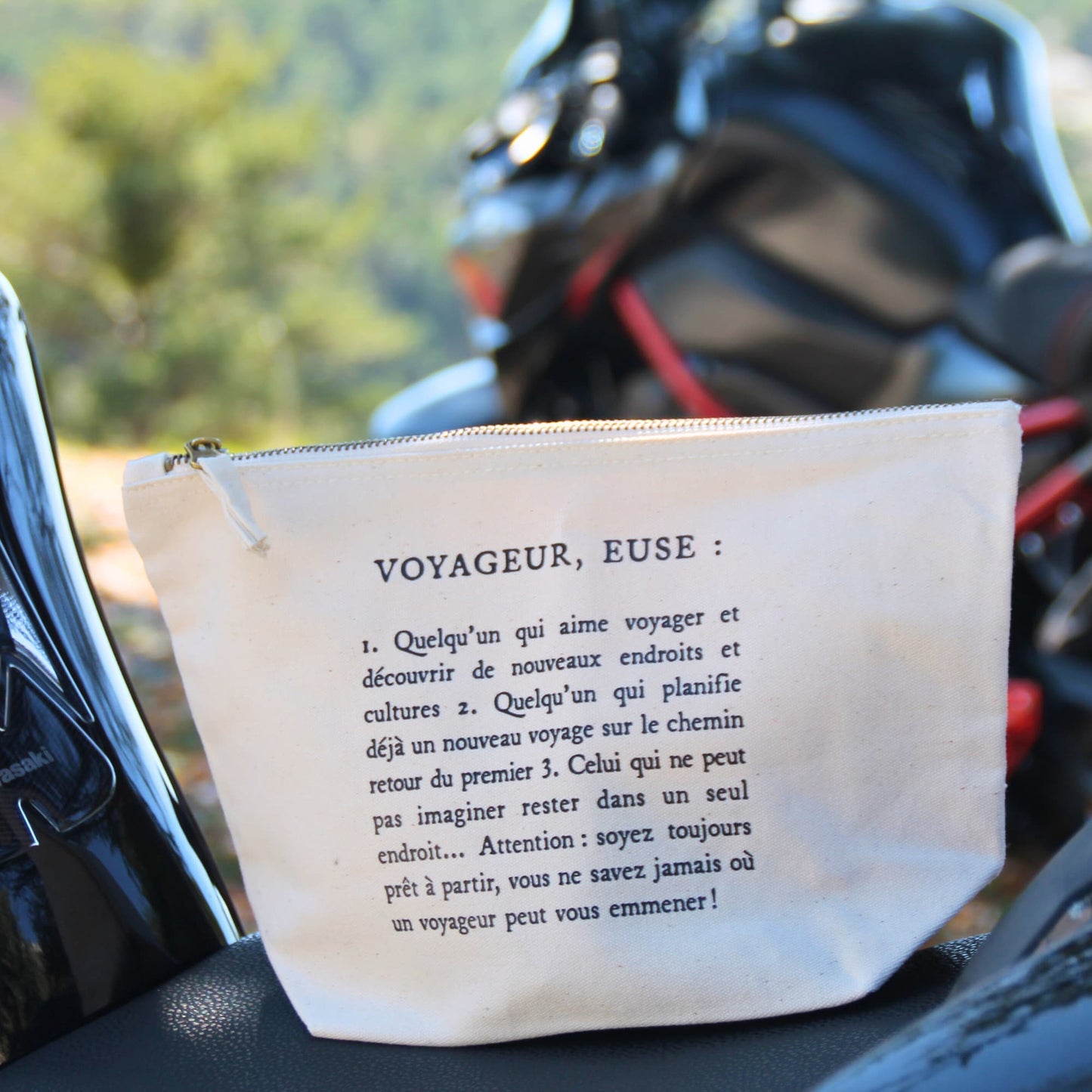 Accessoire moto pratique : pochette en coton avec la définition de voyageur(euse)