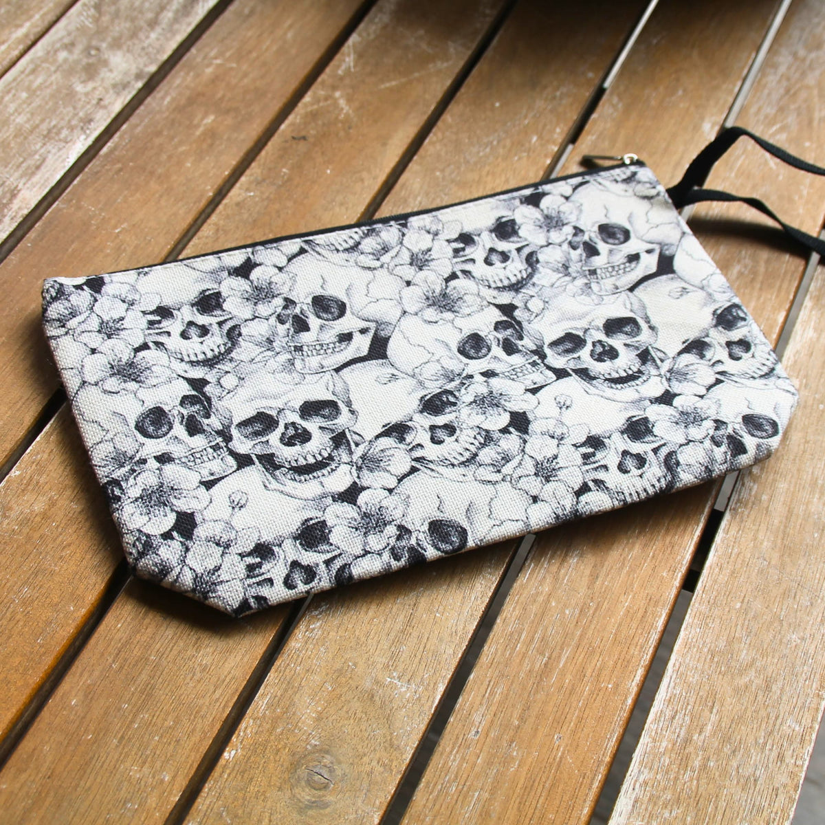 Pochette motarde crânes et fleurs présentée à plat, format 17 × 25 cm