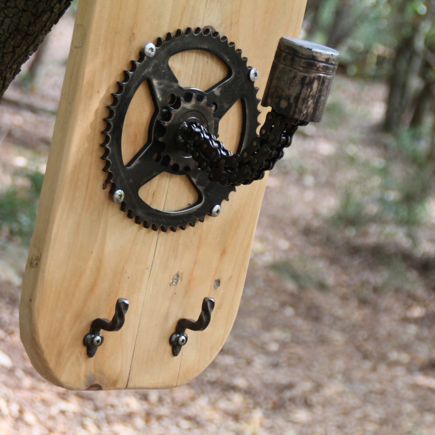 Zoom sur les pièces mécaniques recyclées qui composent le support de casque moto en bois