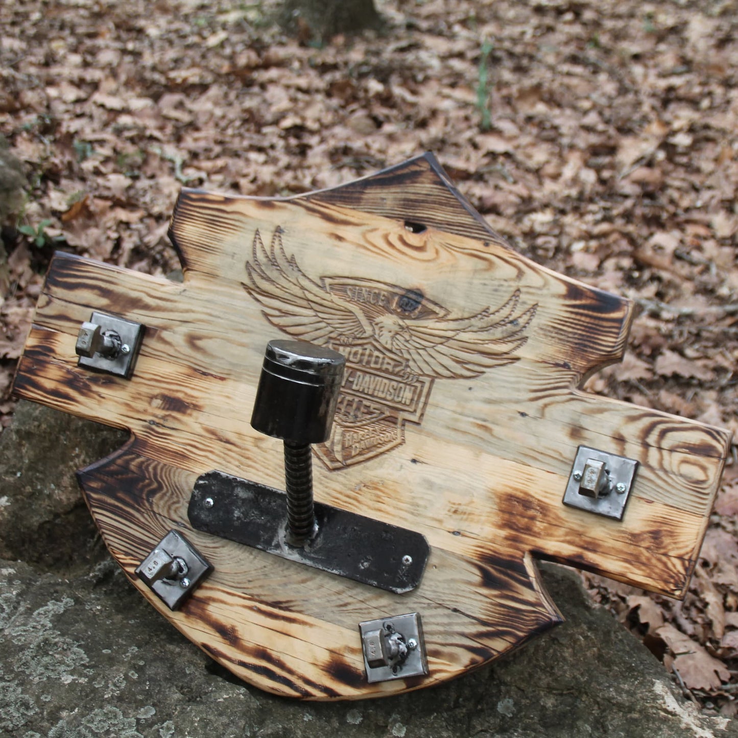 Porte casque moto mural gravé Harley Davidson en bois piston et métal recyclé. Piece unique artisanale