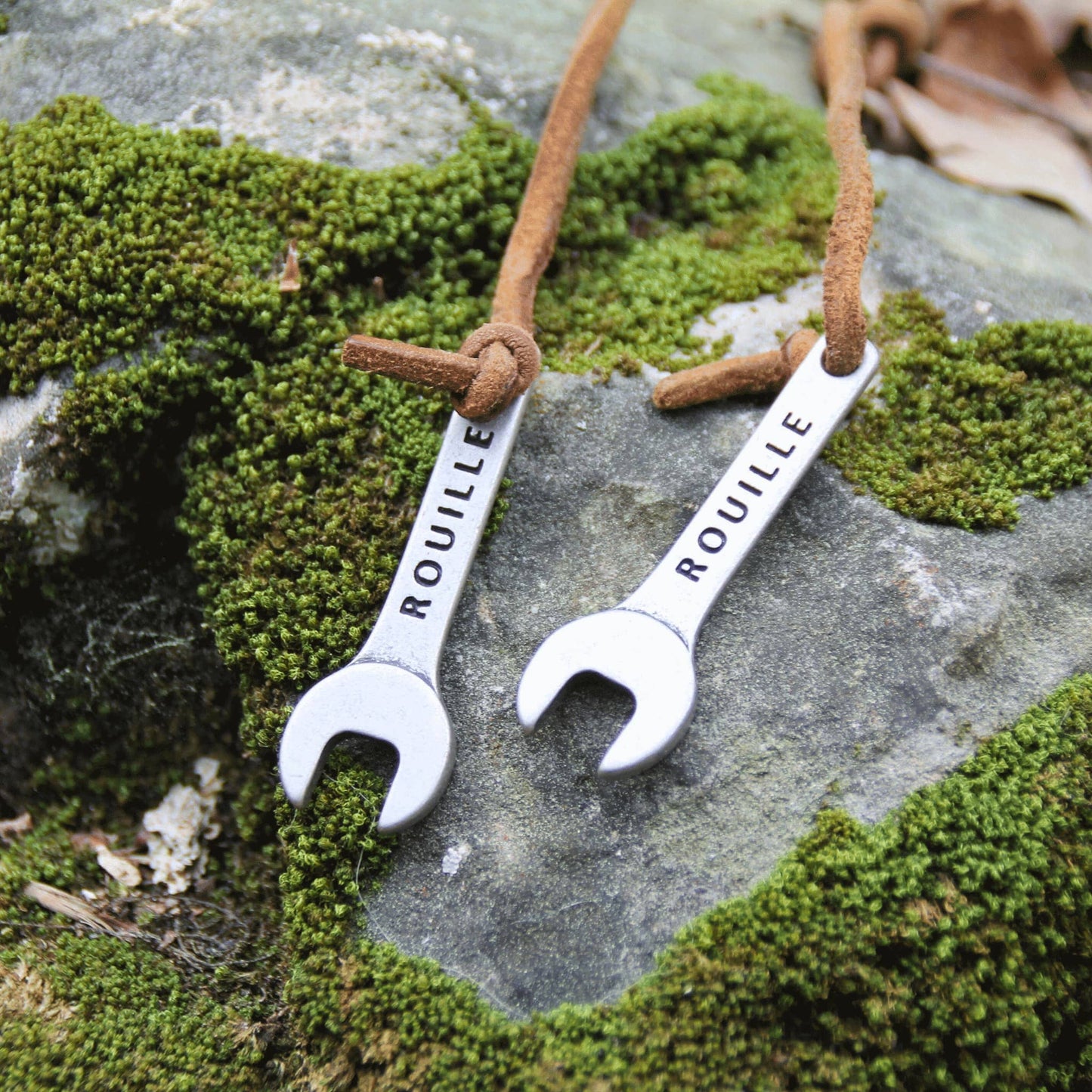 Porte-clés clé à molette en métal, finition rouille, avec cordon en cuir – Style vintage pour passionnés de mécanique.