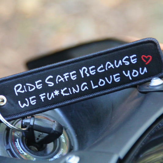 Porte clé moto tissu brodé avec texte "Ride safe because we fu*king love you". Un cadeau motard ou motarde original