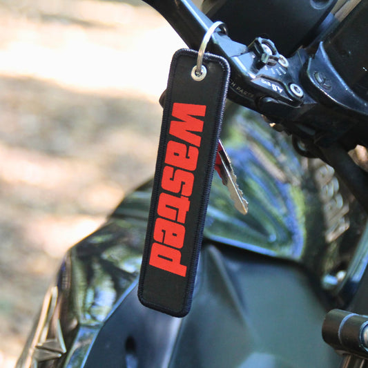 Porte clé moto en tissu brodé rouge sur noir de l'inscription WASTED ("éliminé").