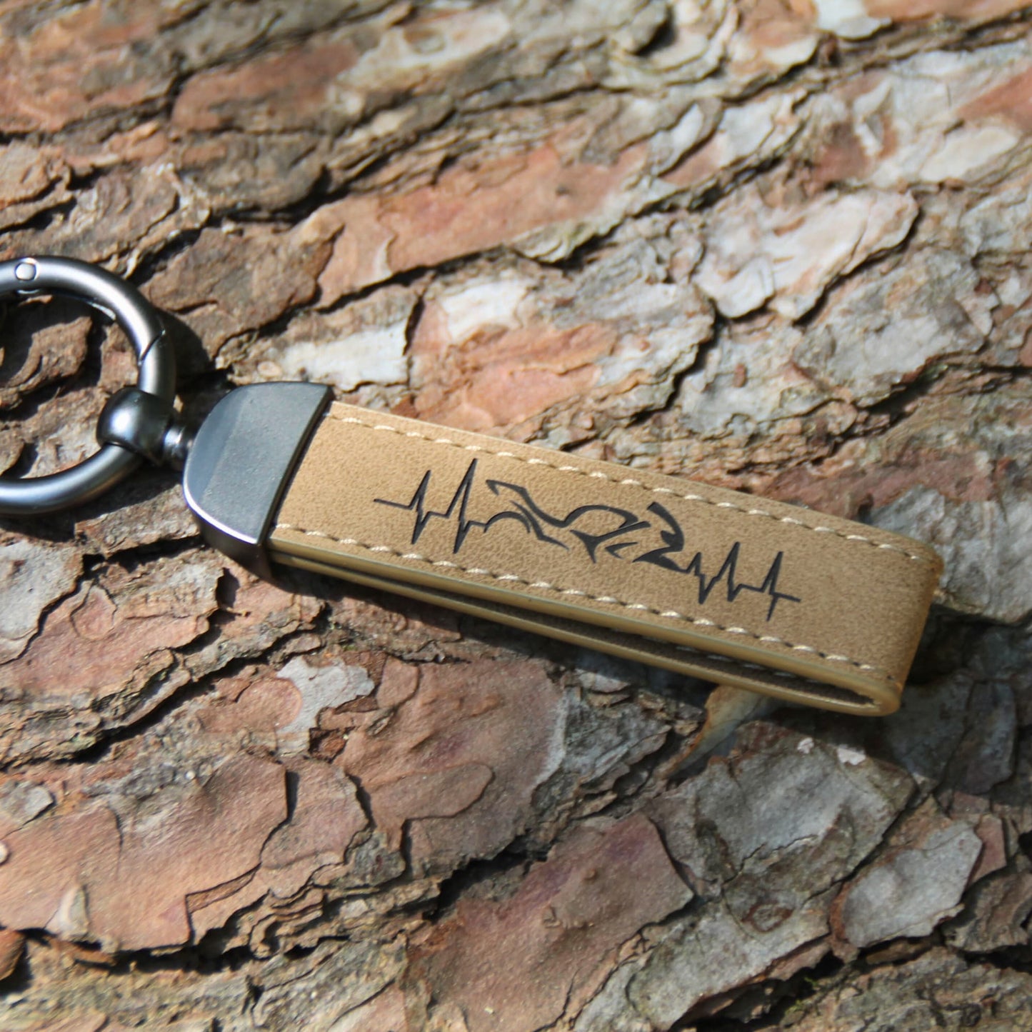 Porte clé en simili cuir marron gravé d'une ligne de vie traversant une moto. Idée cadeau originale pour passionné de moto !