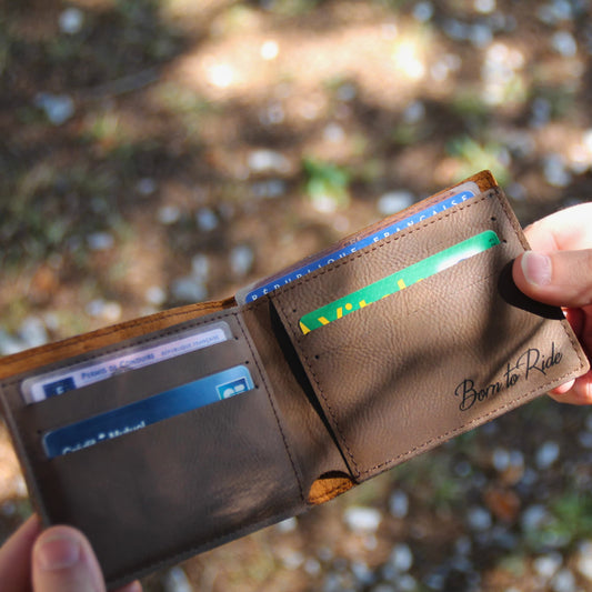 Portefeuille motard en simili cuir marron ouvert avec plusieurs cartes insérées/ Gravure Born to Ride