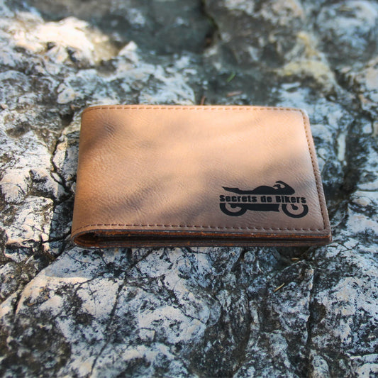 Portefeuille fermé en simili cuir marron foncé avec logo "Secrets de Bikers" gravé.