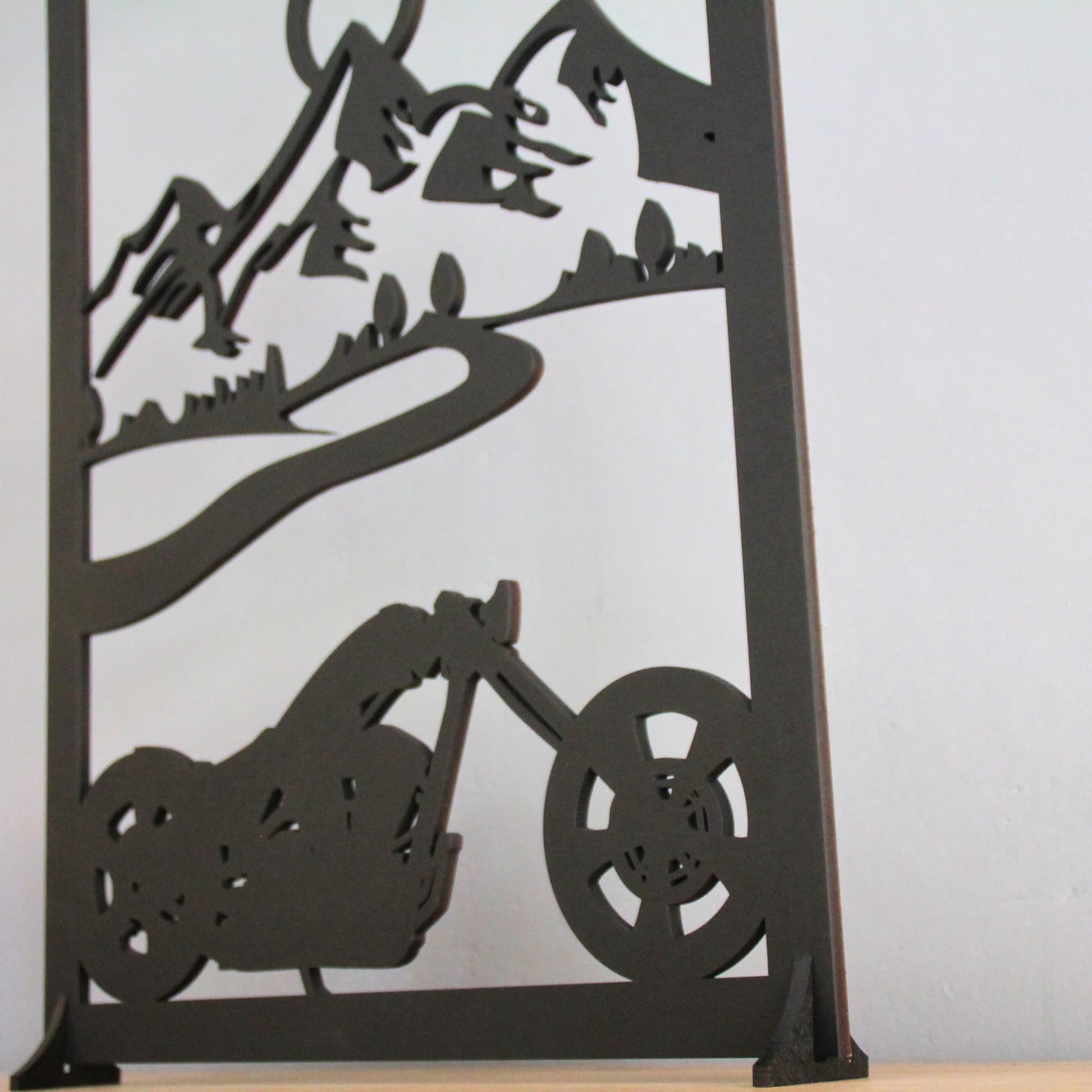 Motard en balade sur une route sinueuse, décor mural en bois pour intérieur.