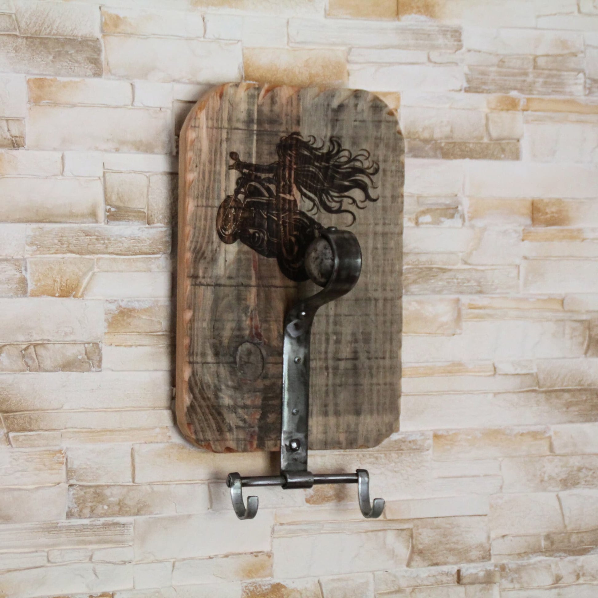 Support de casque moto gravé motarde en bois et métal recyclé fait à la main. Pièce unique.
