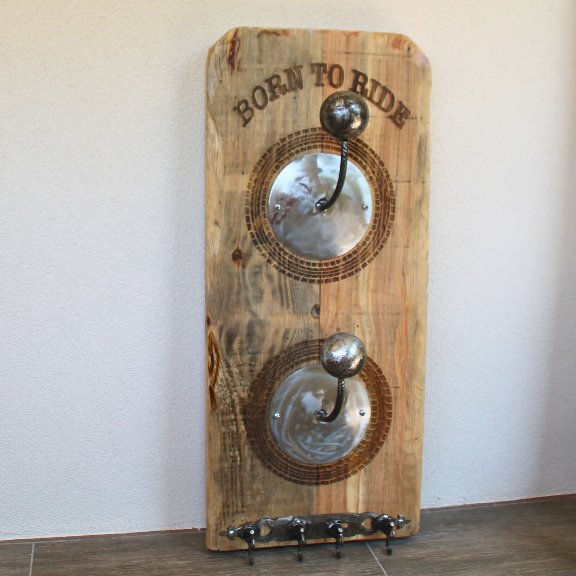 Support de casque moto duo gravé Born to Ride et pneus