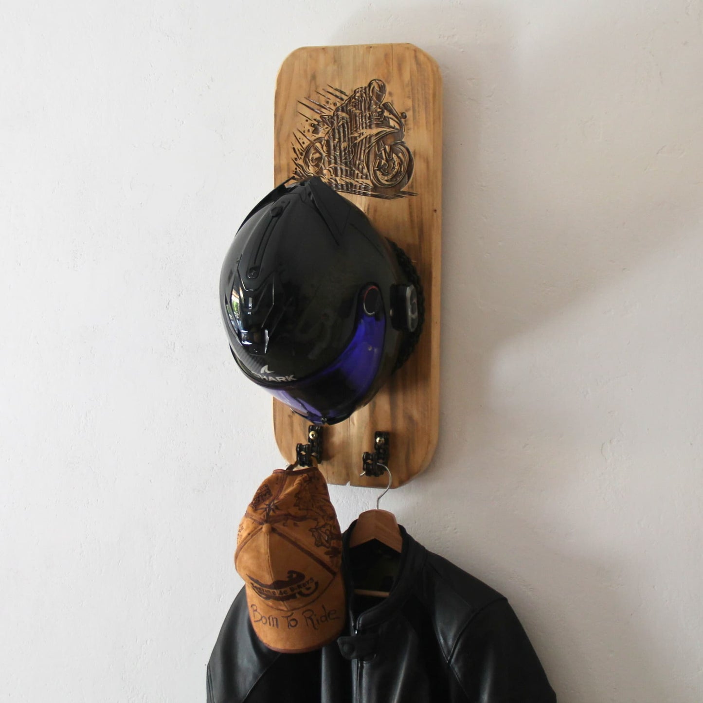 Le support casque moto est une pièce unique faite main dans les Alpes-Maritimes.