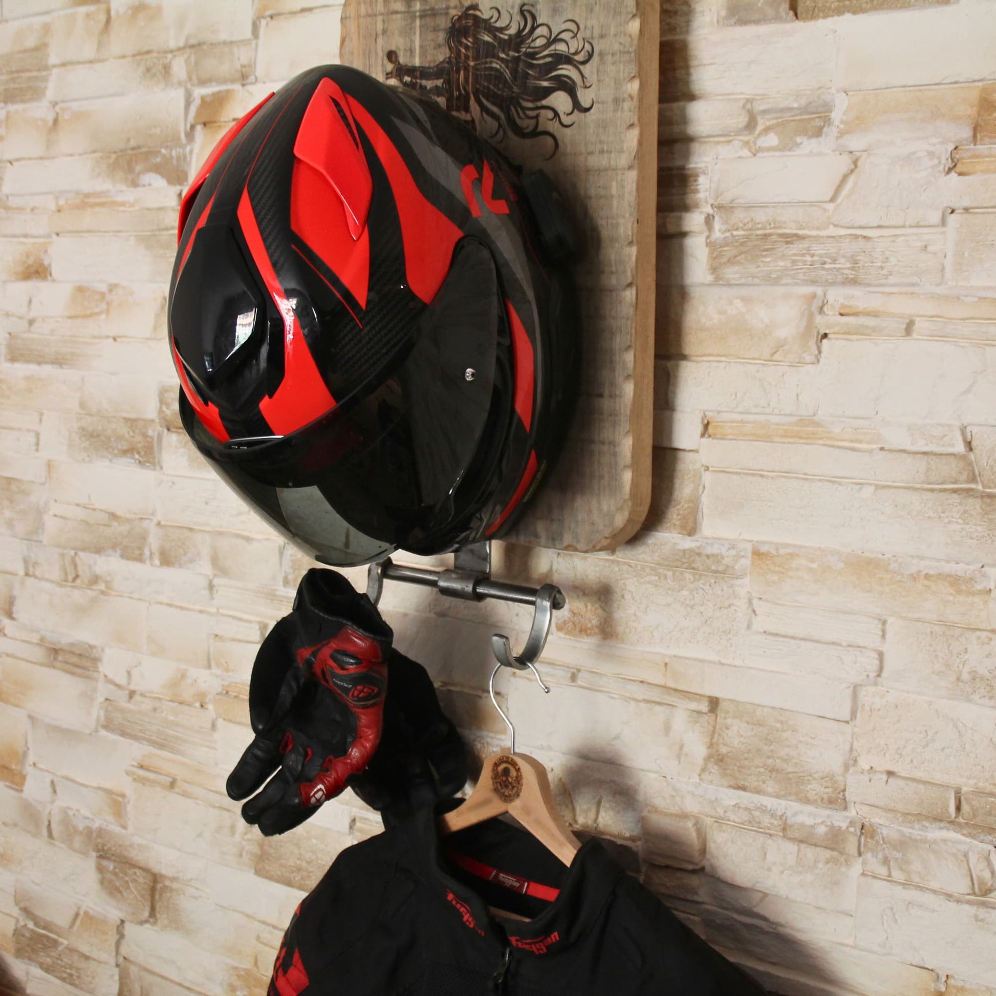 Support de casque moto gravé motarde en bois et métal recyclé en situation.