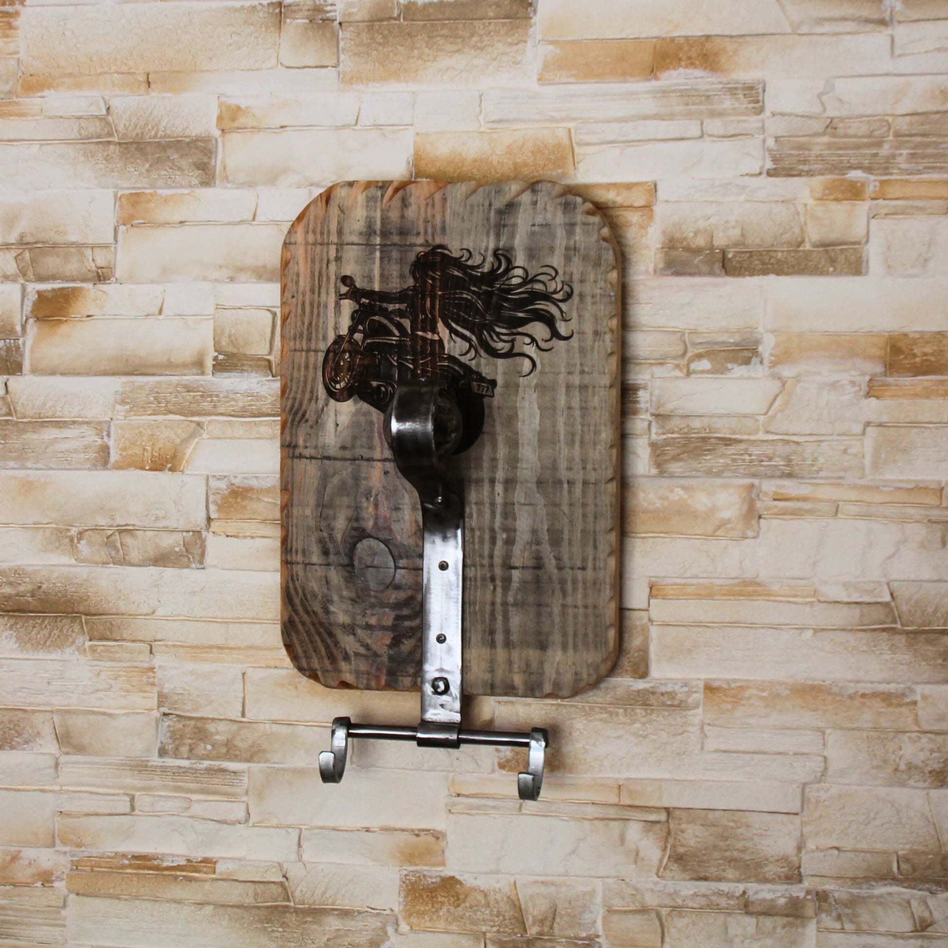 Support de casque moto gravé motarde en bois et métal recyclé.