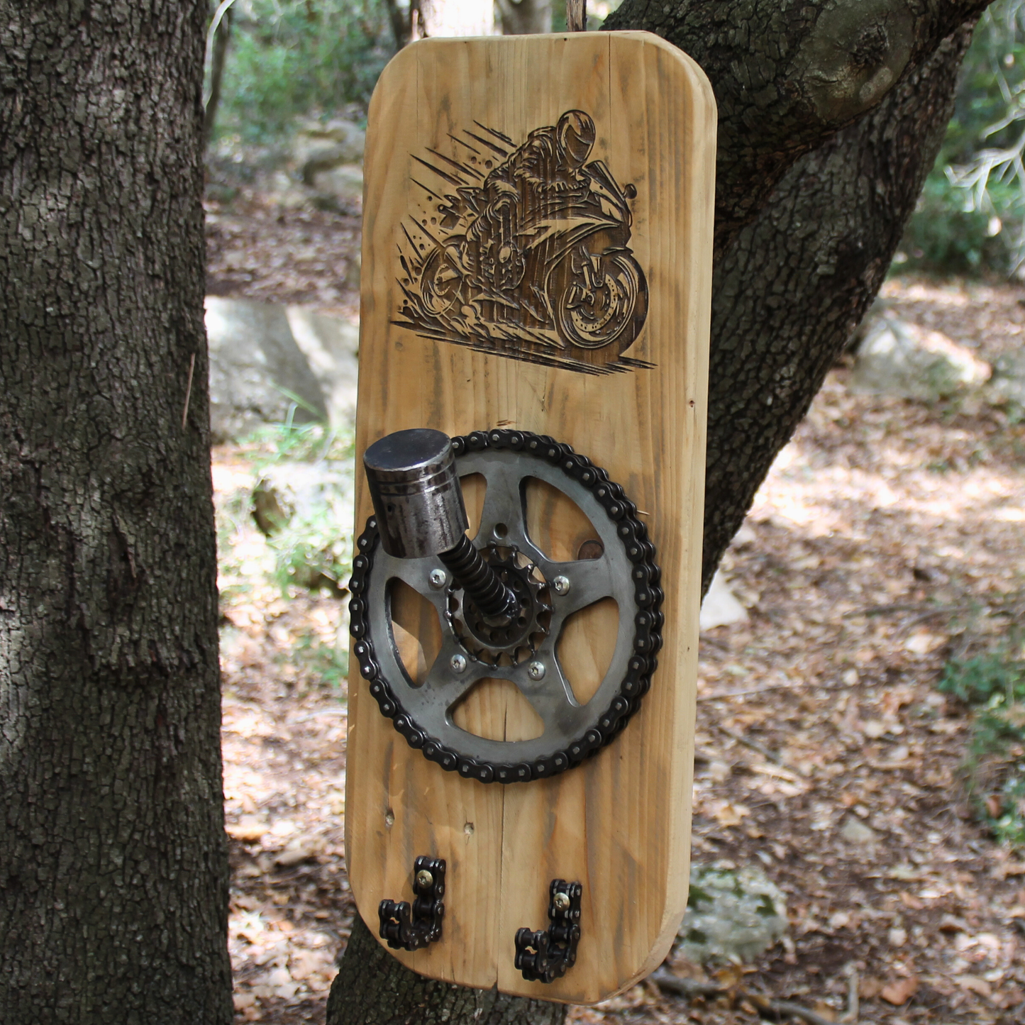 Support casque moto artisanal mural en bois recyclé et métal. Gravure pilote à moto, pistons et chaine