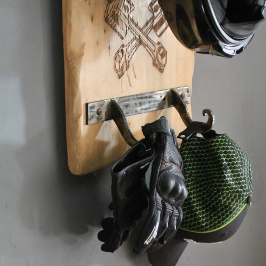Zoom sur les crochets du support de casque moto artisanal en bois pour suspendre gants, clés, casquette et autres accessoires.