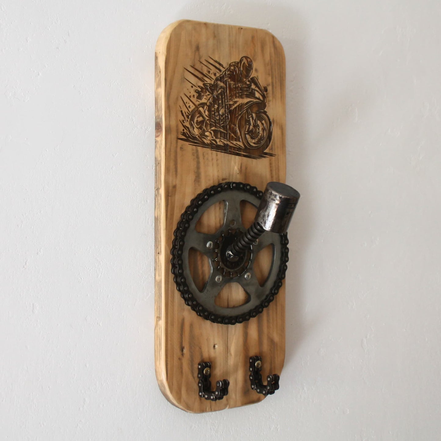 Support casque moto artisanal mural en bois recyclé et métal upcyclé. Gravure pilote à moto