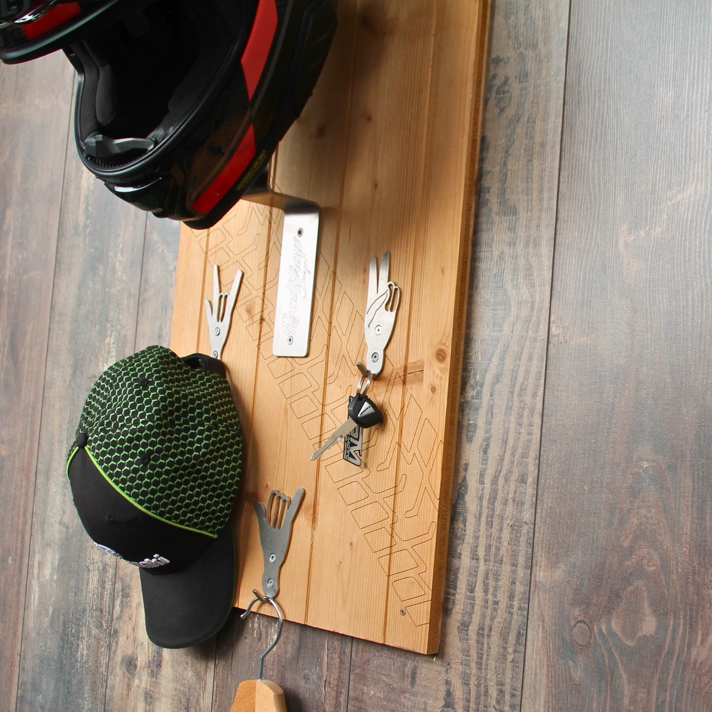 Casque moto suspendu sur le support de casque monté au mur. Des accessoires sont également suspendus sur les crochets