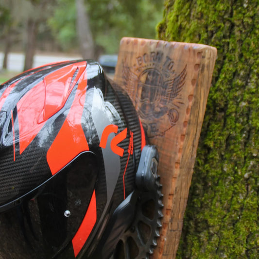 Support casque moto en bois et pièces mécaniques recyclées en situation