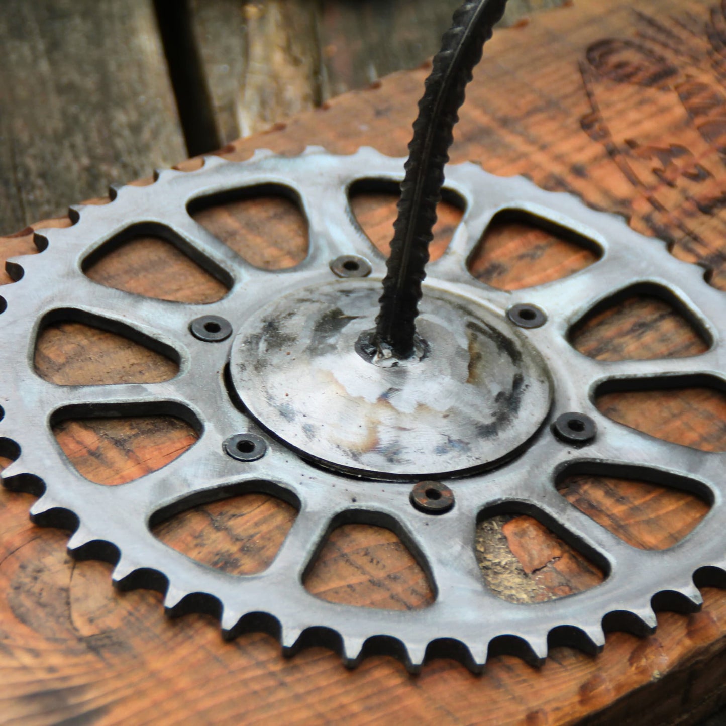 Pièces mécaniques recyclées pour le support de casque moto