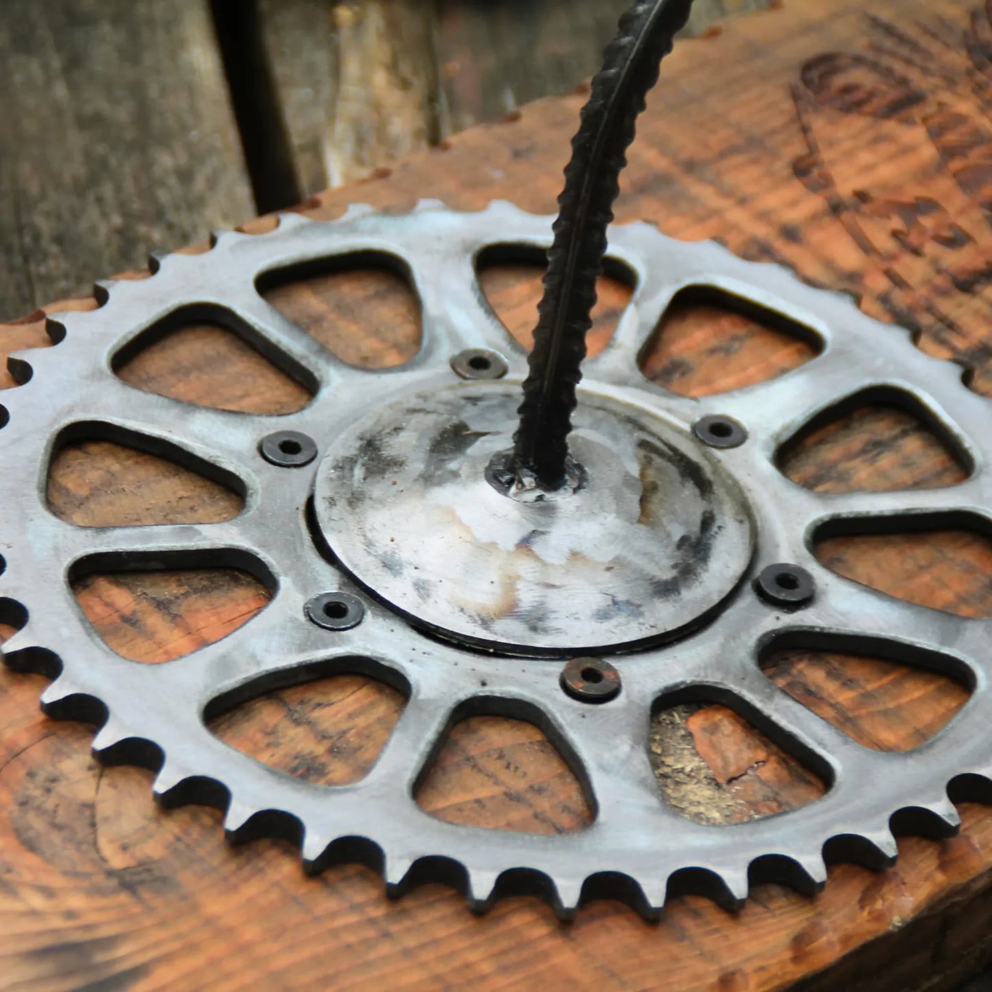 Pièces mécaniques recyclées pour le support de casque moto