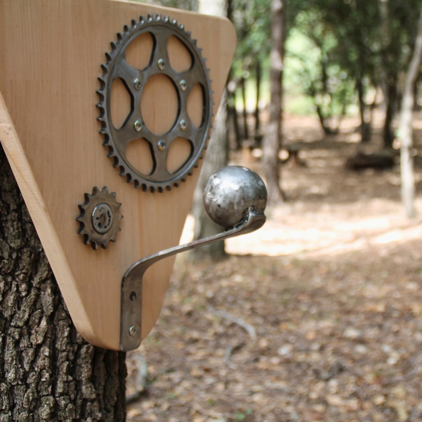 Porte casque moto bois triangulaire pièces mécaniques et boule de pétanque