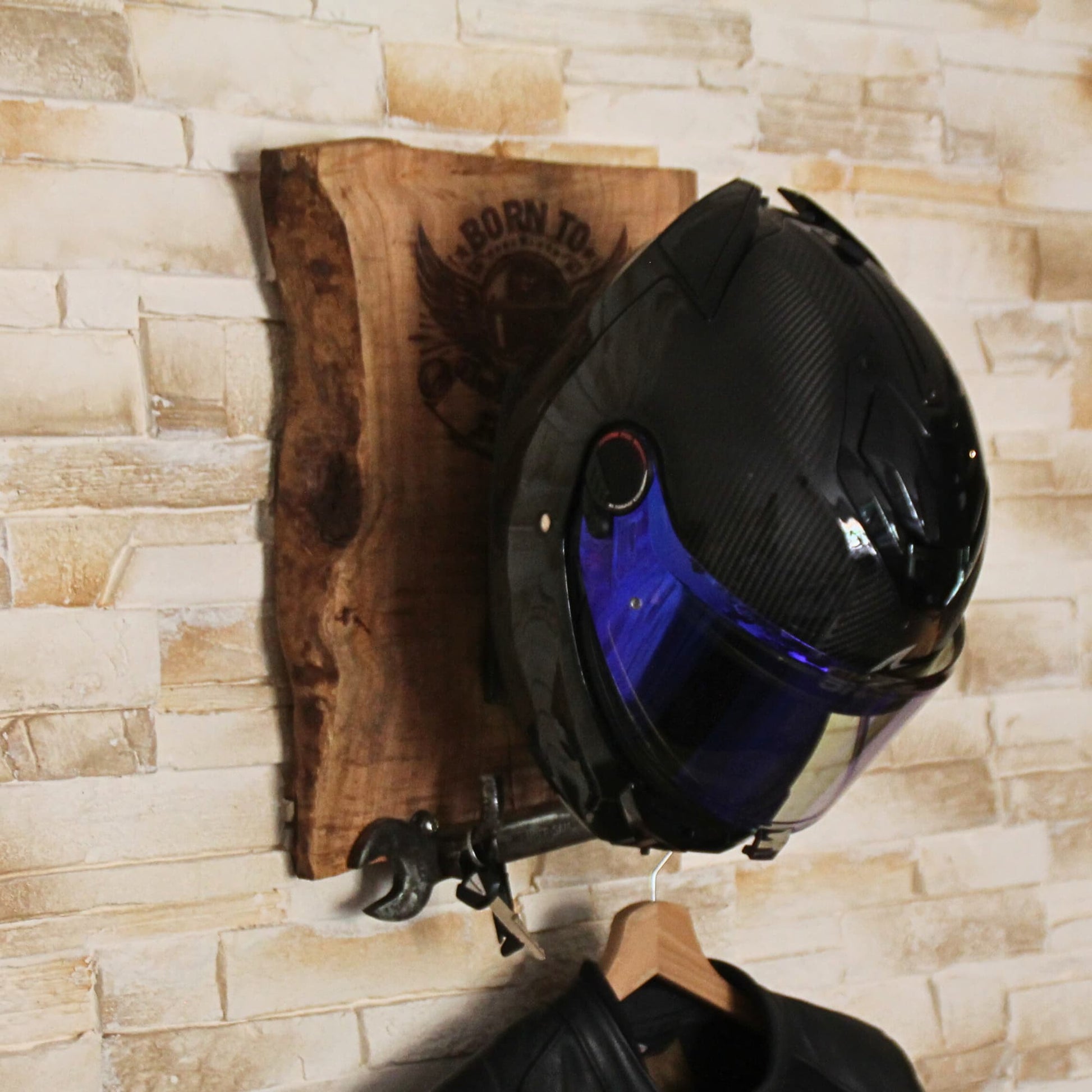 Support de casque moto en bois fruitier. Découpe brute, fait main, pièce unique. Gravure Born to Ride