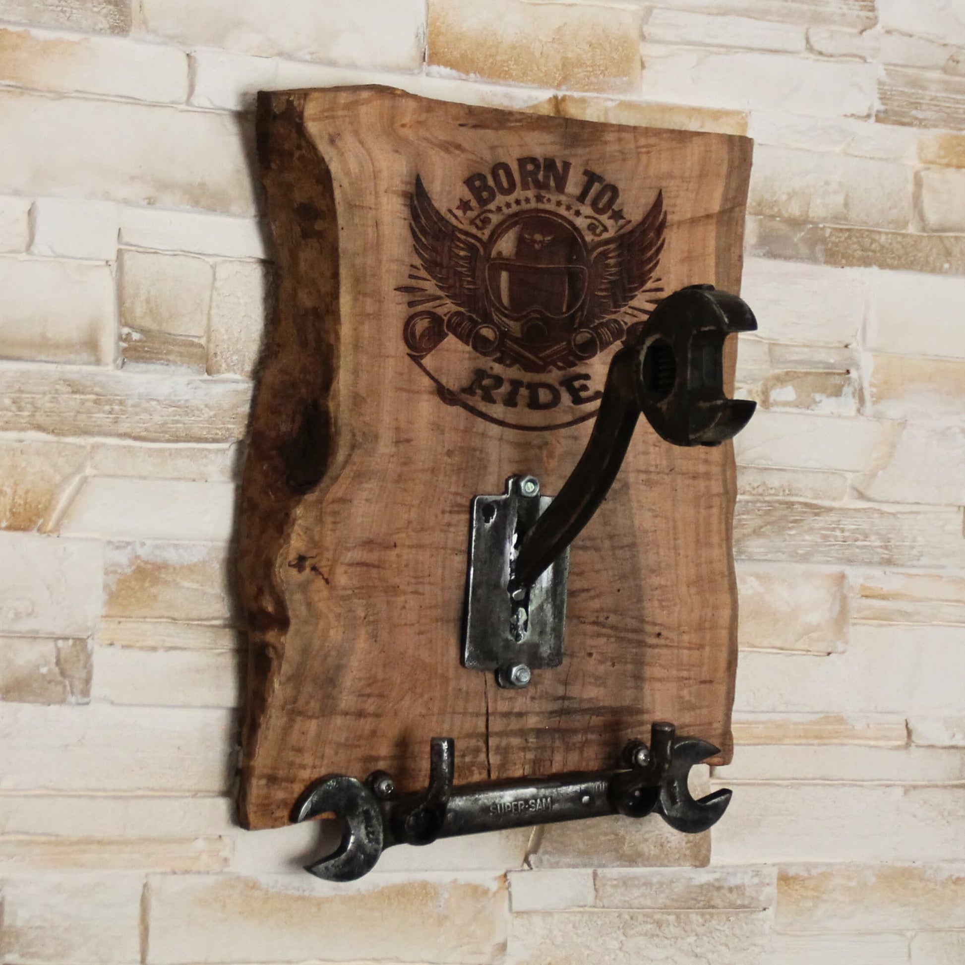 Support de casque moto en bois fruitier. Découpe brute, fait main, pièce unique.