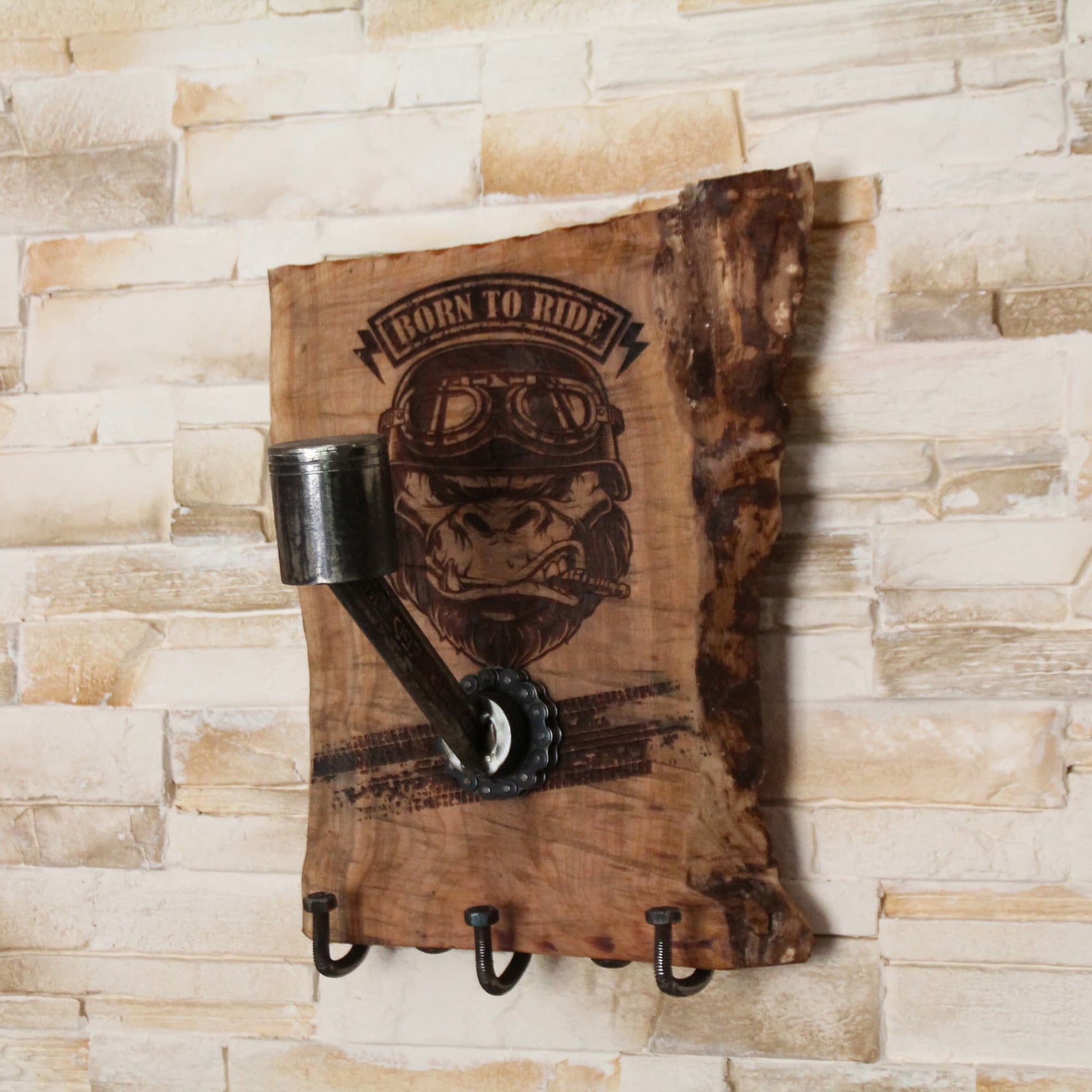 Support de casque moto fait main en bois d'arbre fruitier et pièces mécaniques. Gravure gorille motard "Born to Ride"