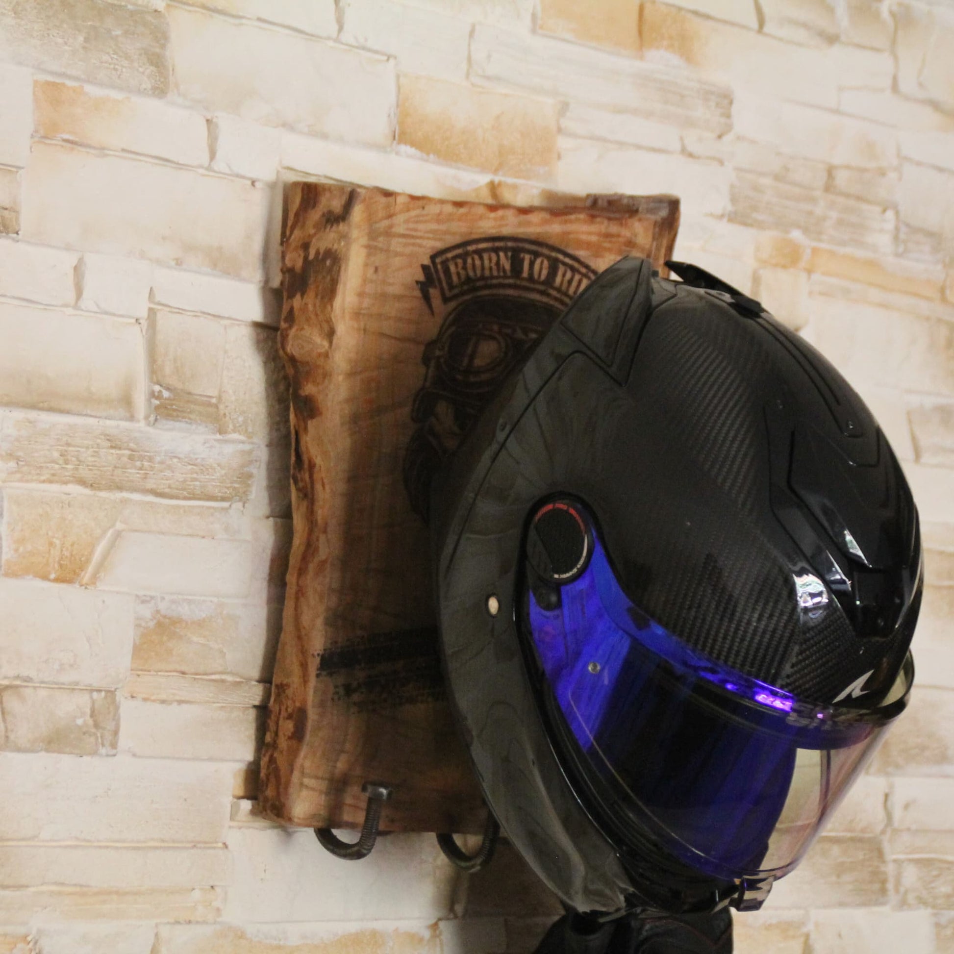 Support de casque moto fait main en bois d'arbre fruitier et pièces mécaniques. Gravure gorille motard "Born to Ride". Pièce unique