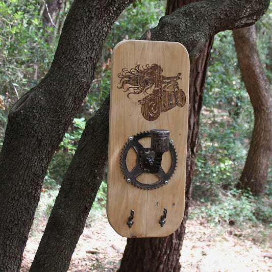 Porte casque moto en bois et pièces mécaniques recyclés