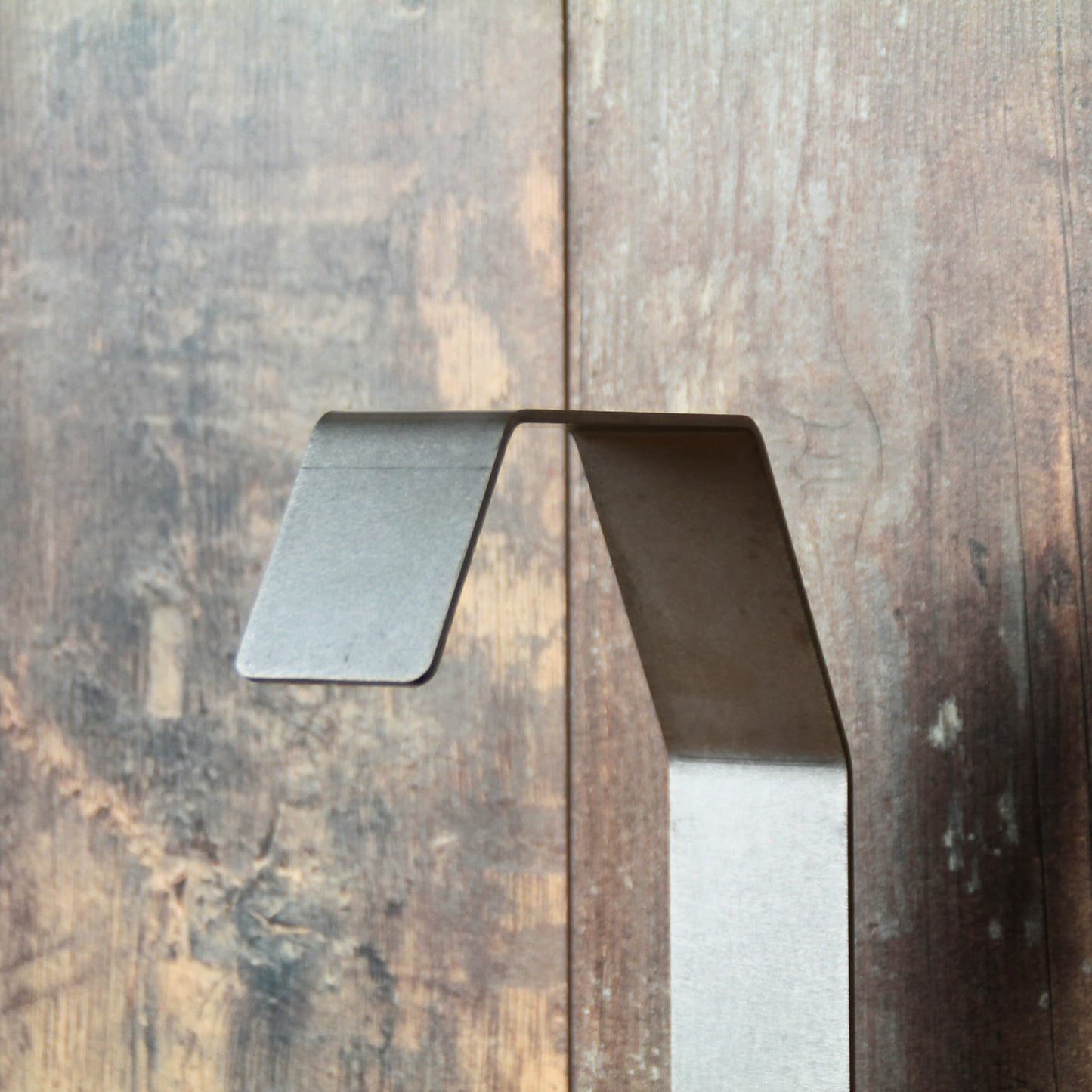 Zoom sur le dessus du support de casque en acier. Il est universel et s'adapte à tous les casques sans déformer les mousses.