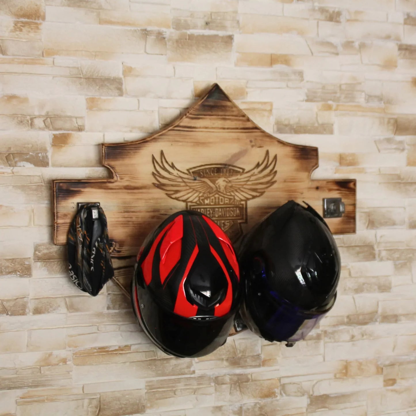 Support duo de casques moto artisanal en bois et métal recyclé. Gravure Harley Davidson. Pièce unique.