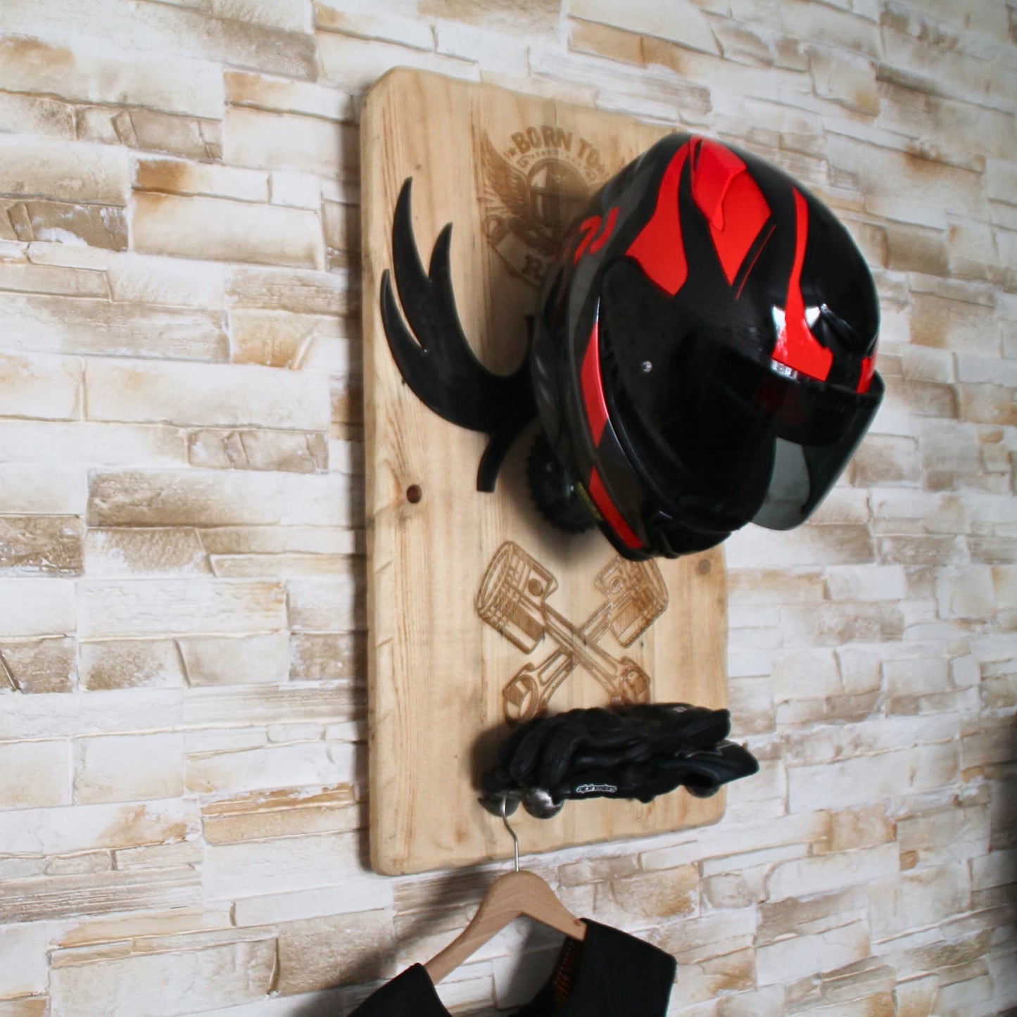 Support de casque moto en situation, avec casque posé, gants et cintre pour veste de moto ou gilet airbag