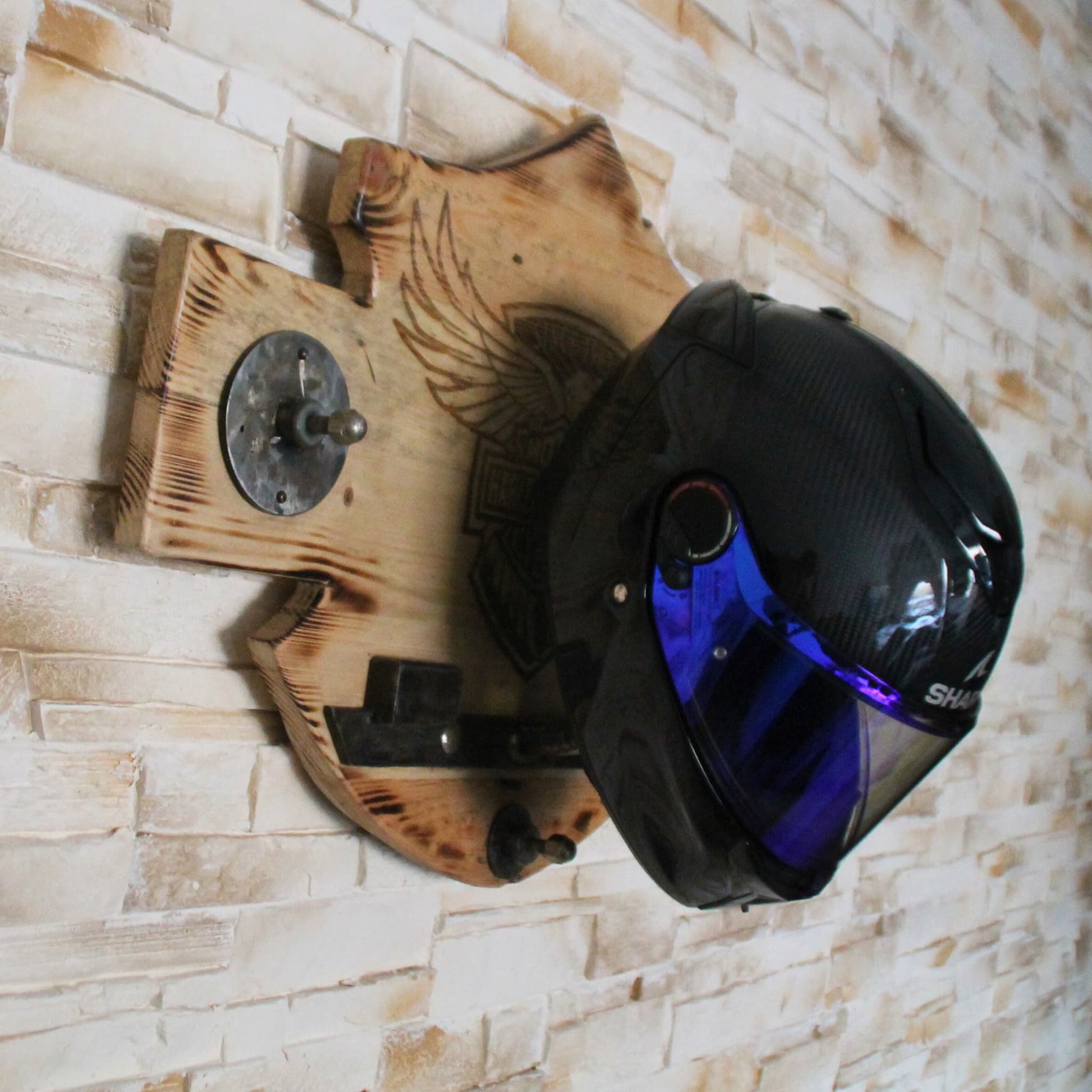 Support de casque moto Harley Davidson en bois et métal.