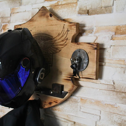 Zoom sur les détails du support de casque en bois en situation. Casque, veste et clés sont posés dessus.