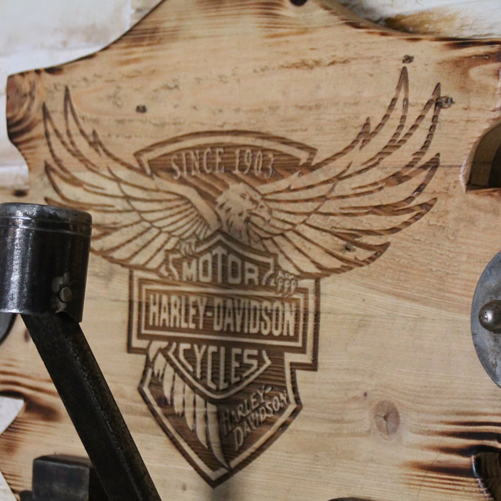 Zoom sur les détails du support de casque moto Harley Davidson.