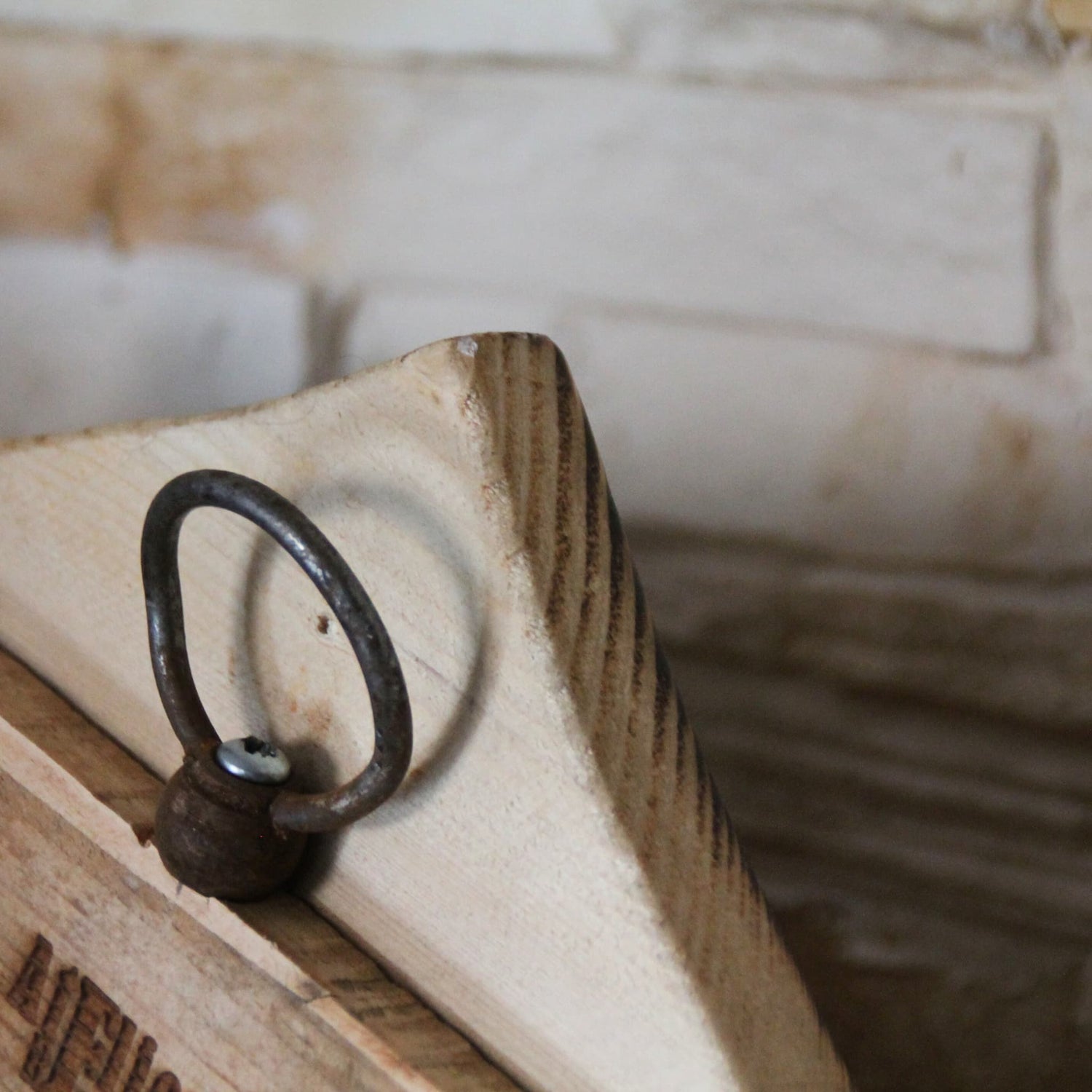 Zoom sur le crochet de fixation à l'arrière des supports de casque moto.