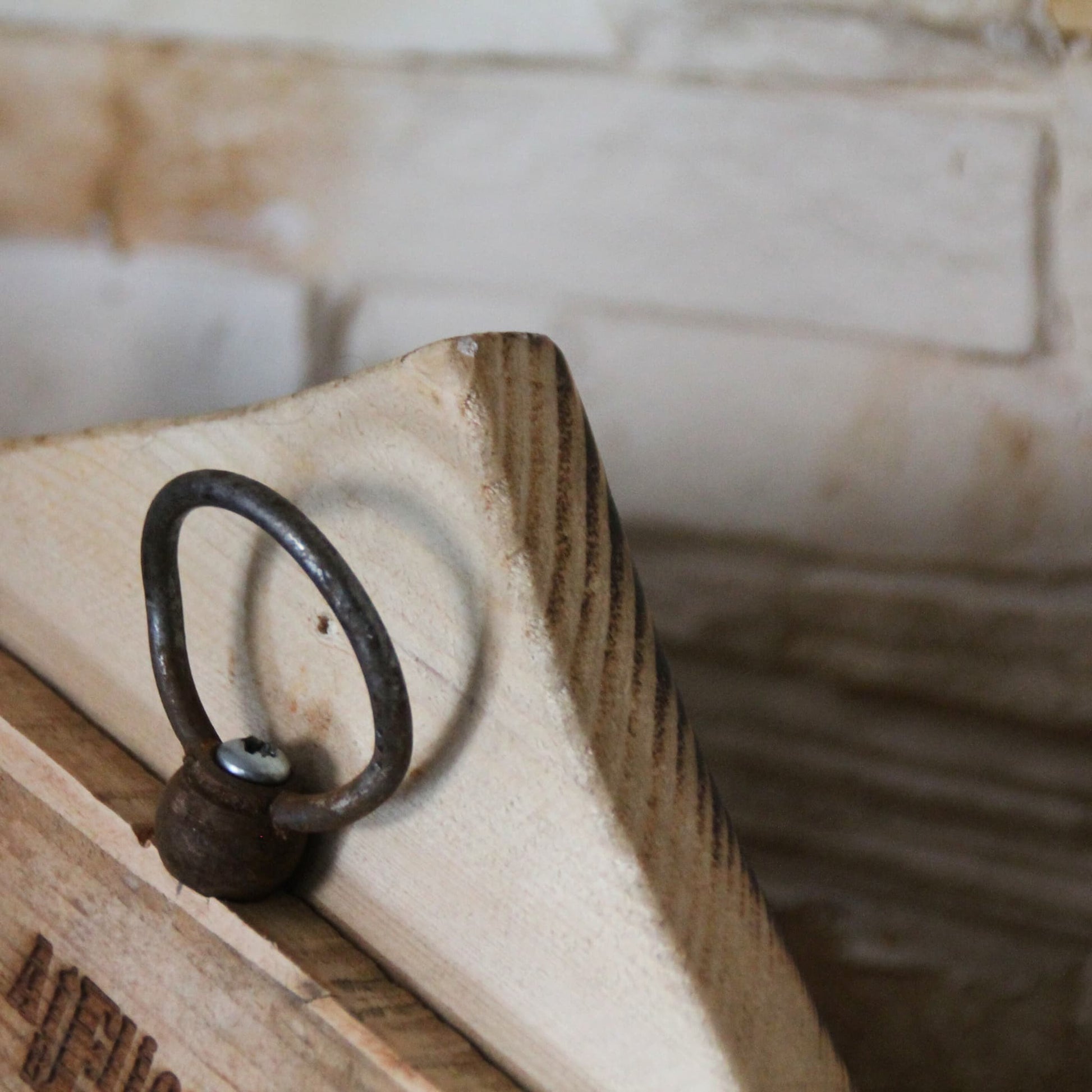 Zoom sur le crochet de fixation à l'arrière des supports de casque moto.