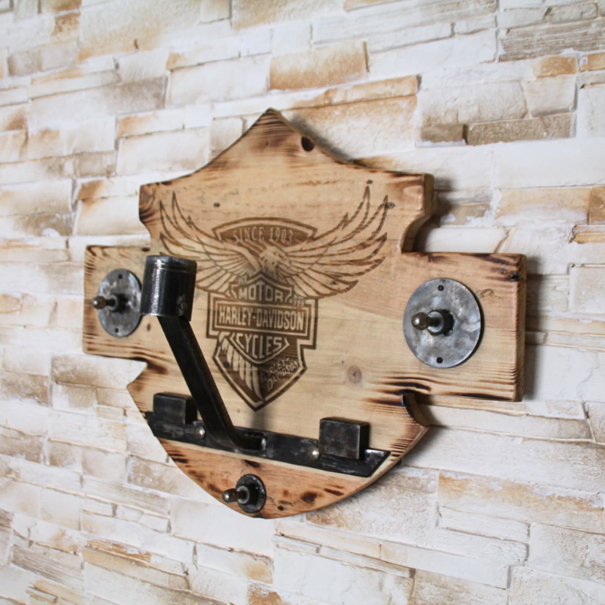 Vue entière du support de casque en bois gravé Harley Davidson. Idéal pour fan de la marque de moto ou de produits authentiques.