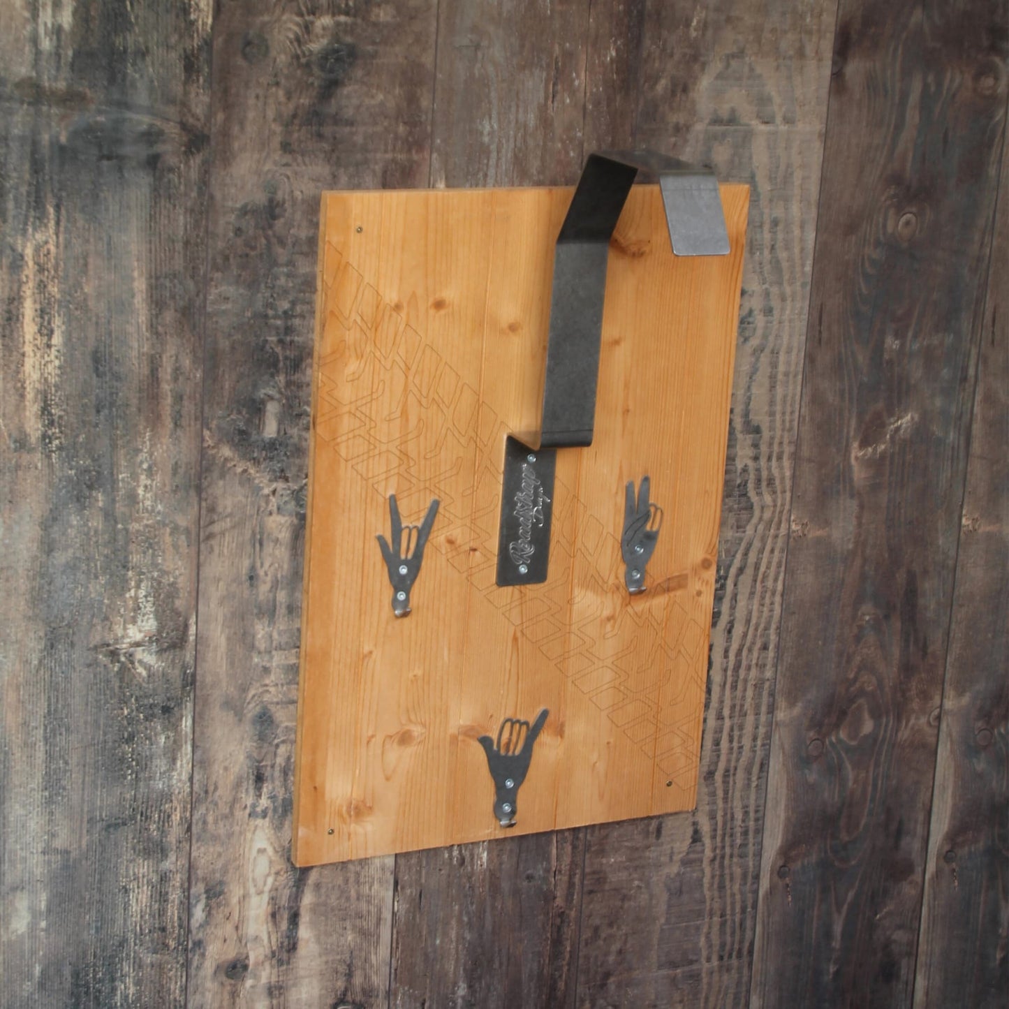 Support mural pour casque moto en bois et acier, vue de profil.