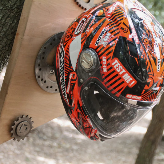 Utilisation du support de casque moto en bois pièces mécaniques et boule de pétanque recyclés.