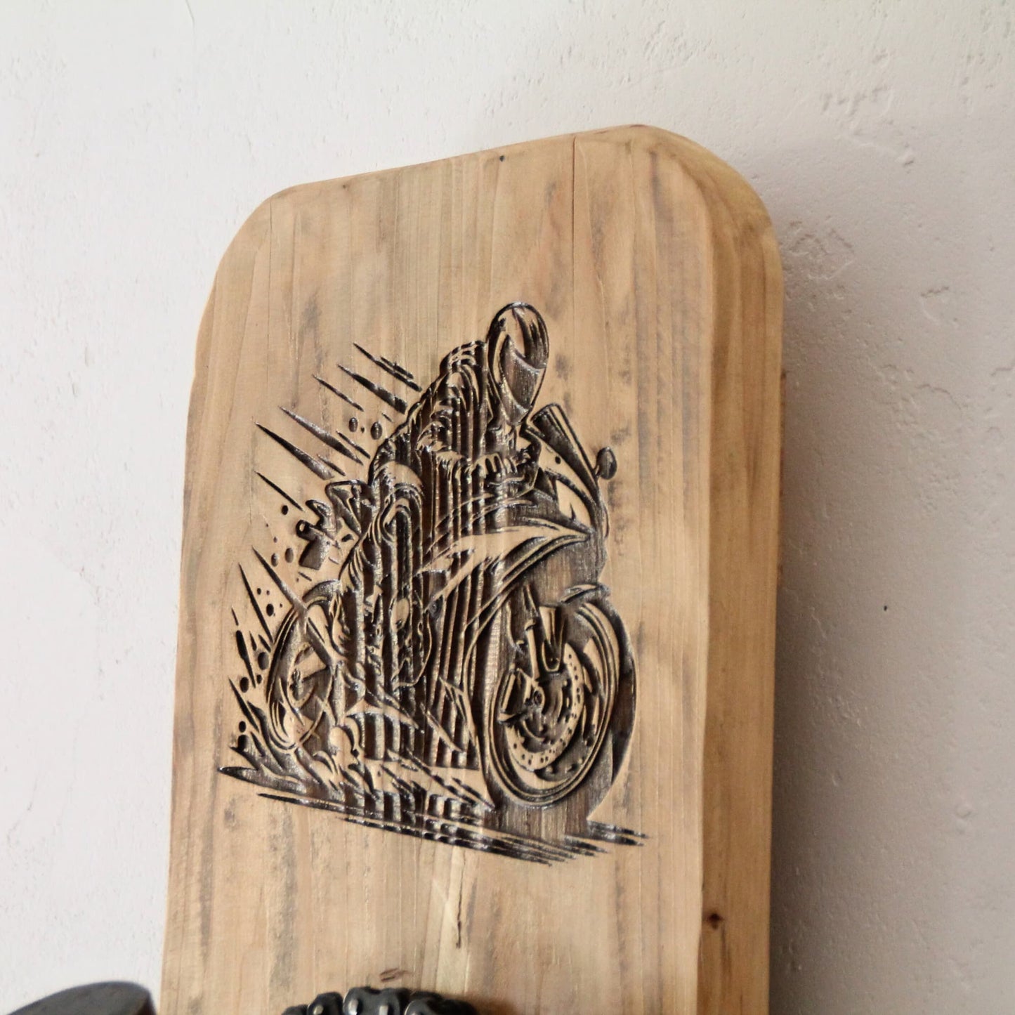 Gravure laser d'une silhouette de pilote sur sa moto sur le support casque bois.