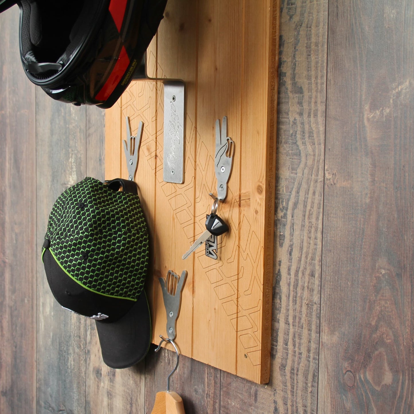 Vue des trois crochets en acier représentant les symboles V motard, Fun et Rock.