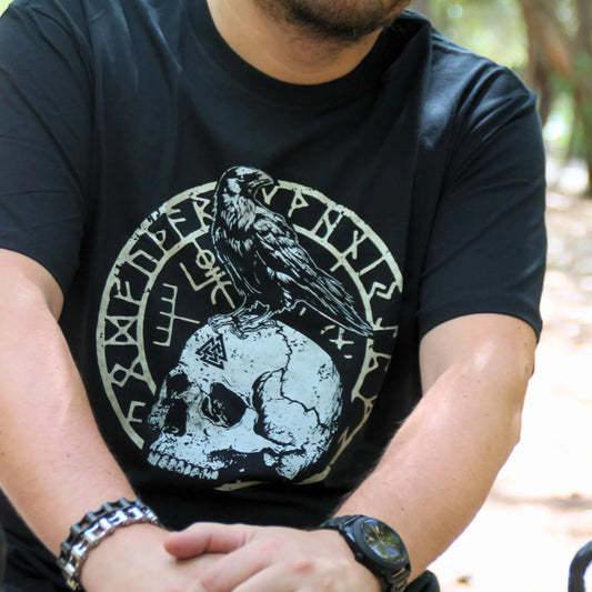 Zoom sur le T-shirt noir pour homme biker montrant un design de corbeau et crâne dans des runes vikings.