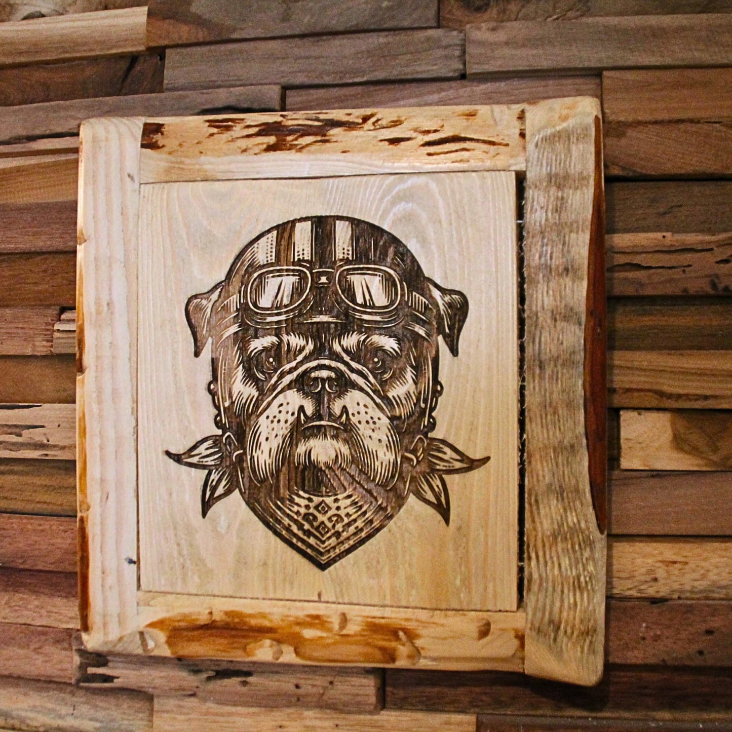 Tableau en bois palette avec bulldog motard et foulard – Accessoire de décoration inspiré par l’univers des motards.