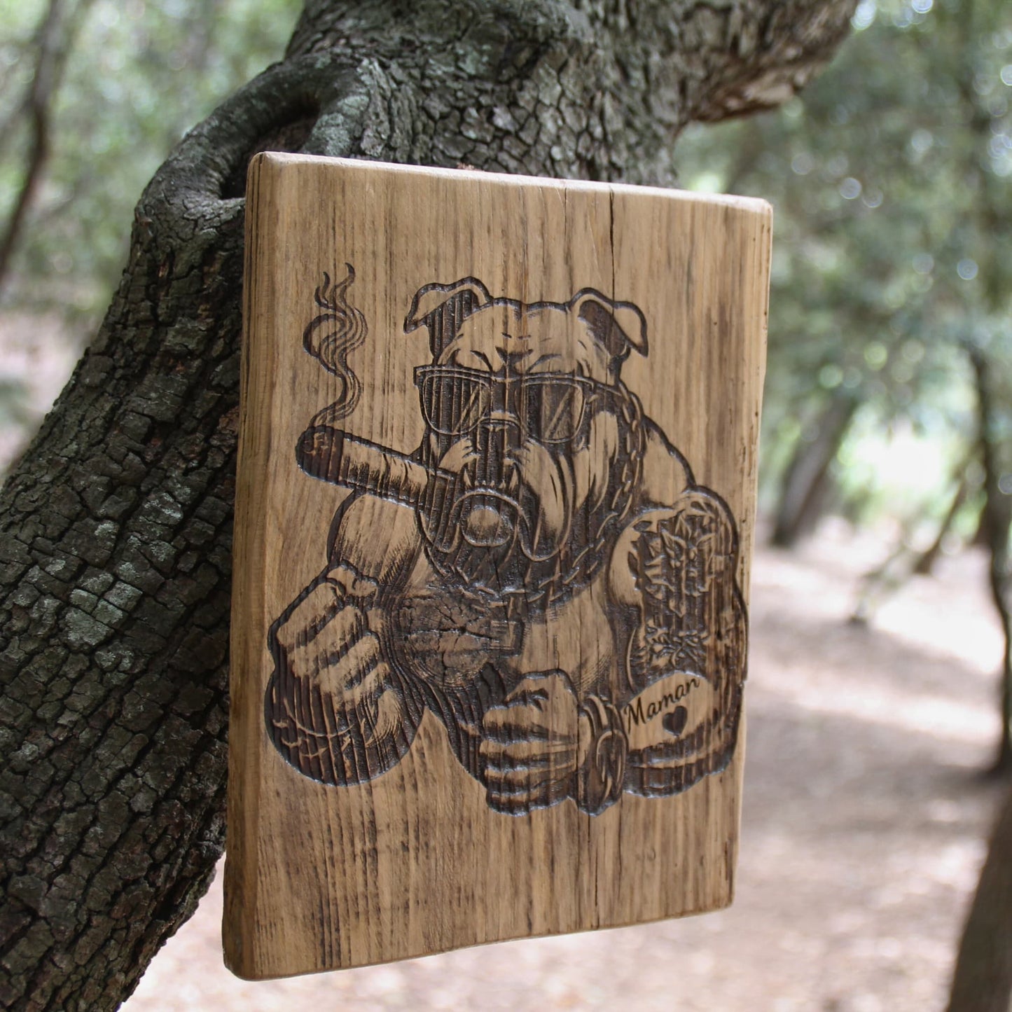 Tableau bois artisanal gravé d'un chien molosse avec tatouage maman et cigare en bouche