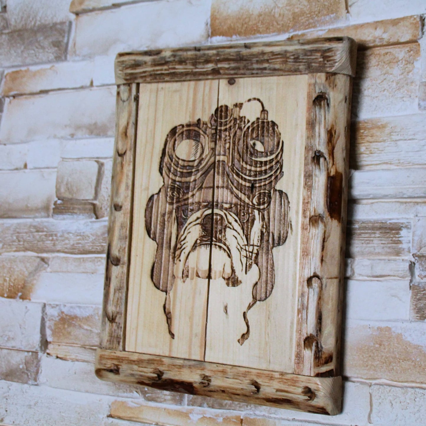 Tableau en bois représentant un bulldog motard avec lunettes – Décoration originale pour amateurs de motos et d’animaux.