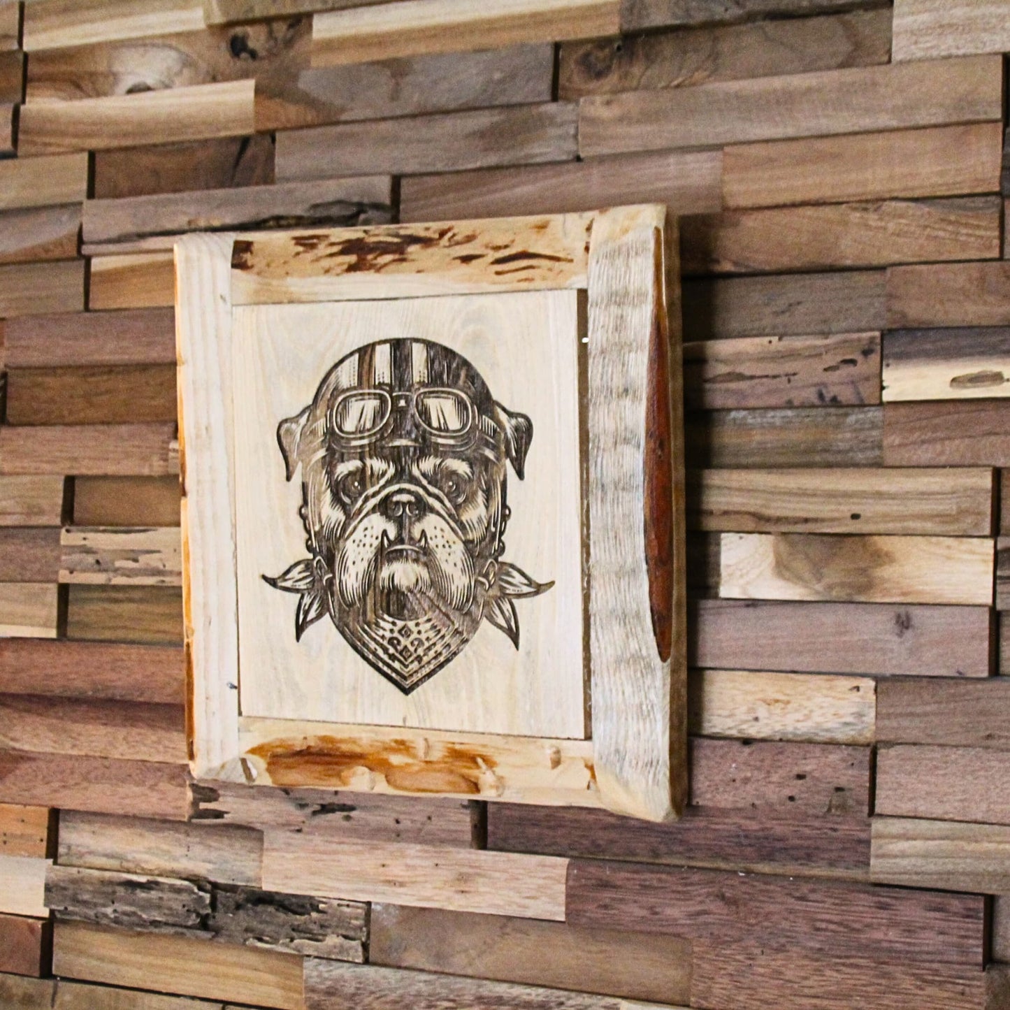 Tableau en bois représentant un bulldog motard avec foulard – Décoration unique pour passionnés de motos et animaux.