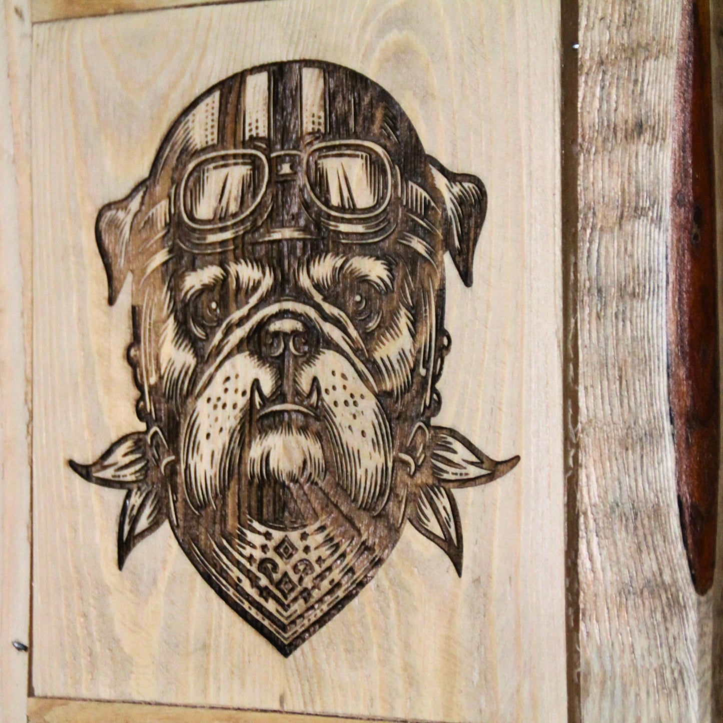 Tableau en bois avec gravure d’un bulldog motard portant un foulard – Idéal pour une déco originale et dynamique inspirée de l’univers biker.