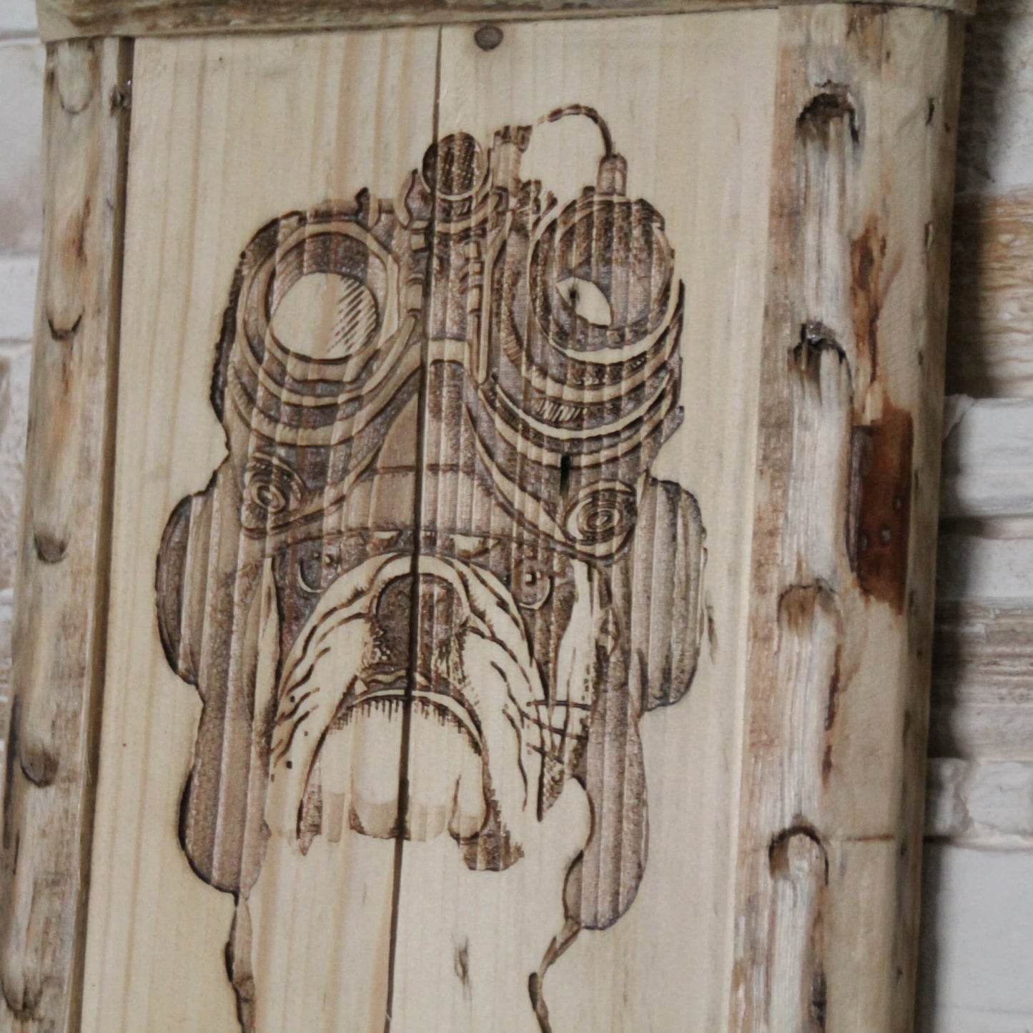 Illustration d’un bulldog motard avec casque et lunettes gravée sur bois – Style vintage et biker.