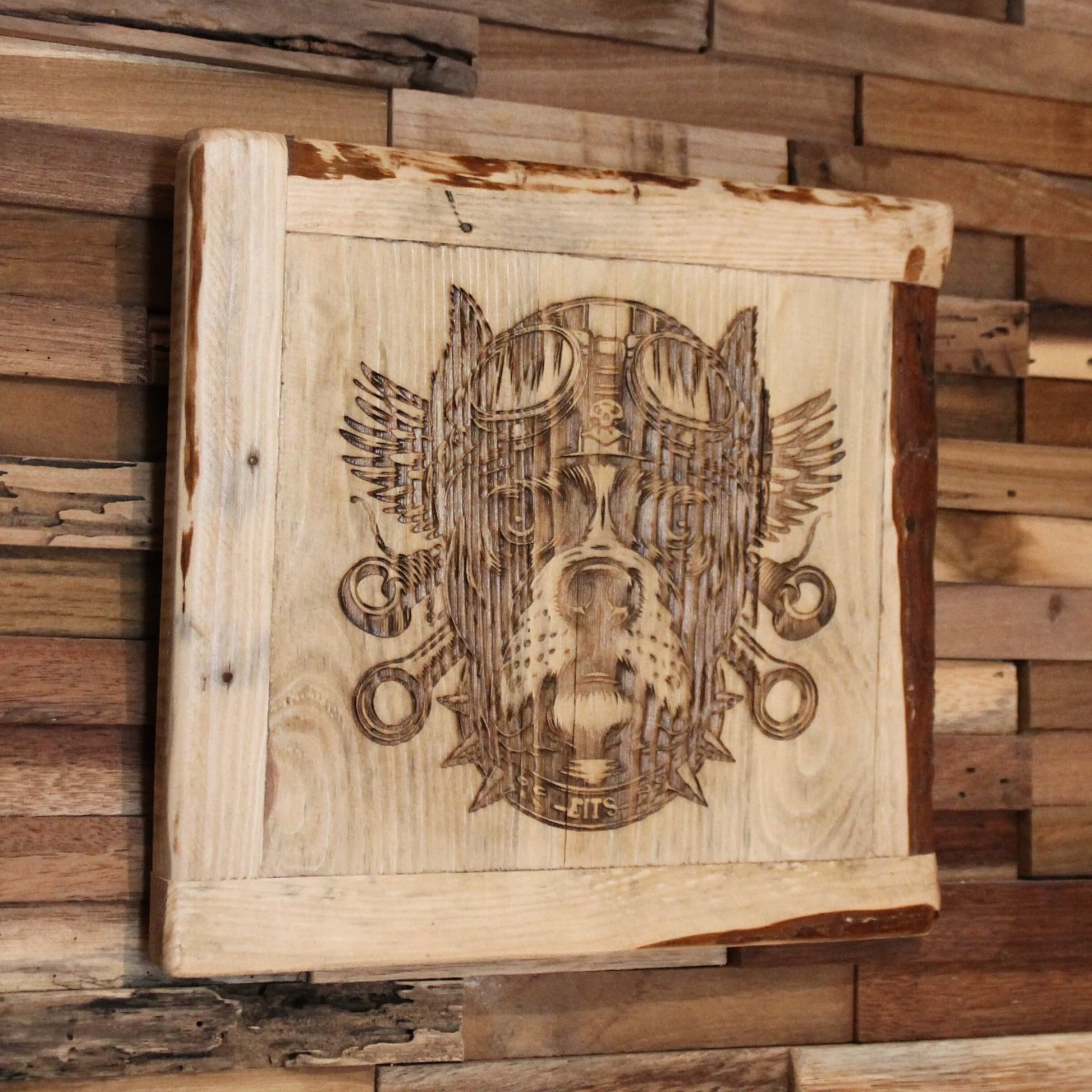 Tableau en bois recyclé gravé d'un chien motard.